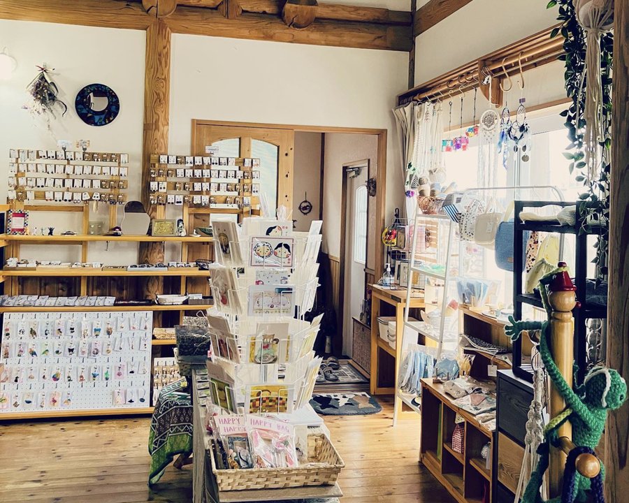 Pole Poleの店内全景。高い天井の木の梁と、あたたかな自然光に包まれた空間